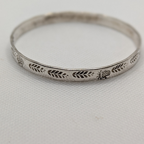 Elegant Silver Bangle Bracelet - Picture 2 of 4